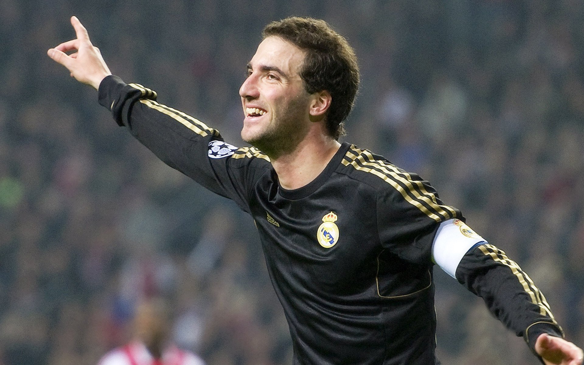 爱游戏体育-F1新赛季揭幕战焦点战，哥伦比亚斩落比利亚雷亚尔